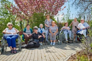 skupina seniorů na zahrádce