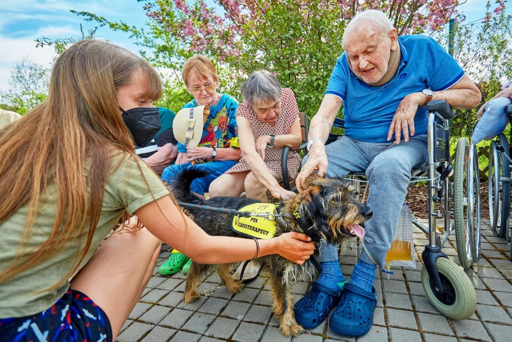 Canisterapie pomáhá našim seniorům zlepšit náladu i koordinovat pohyby